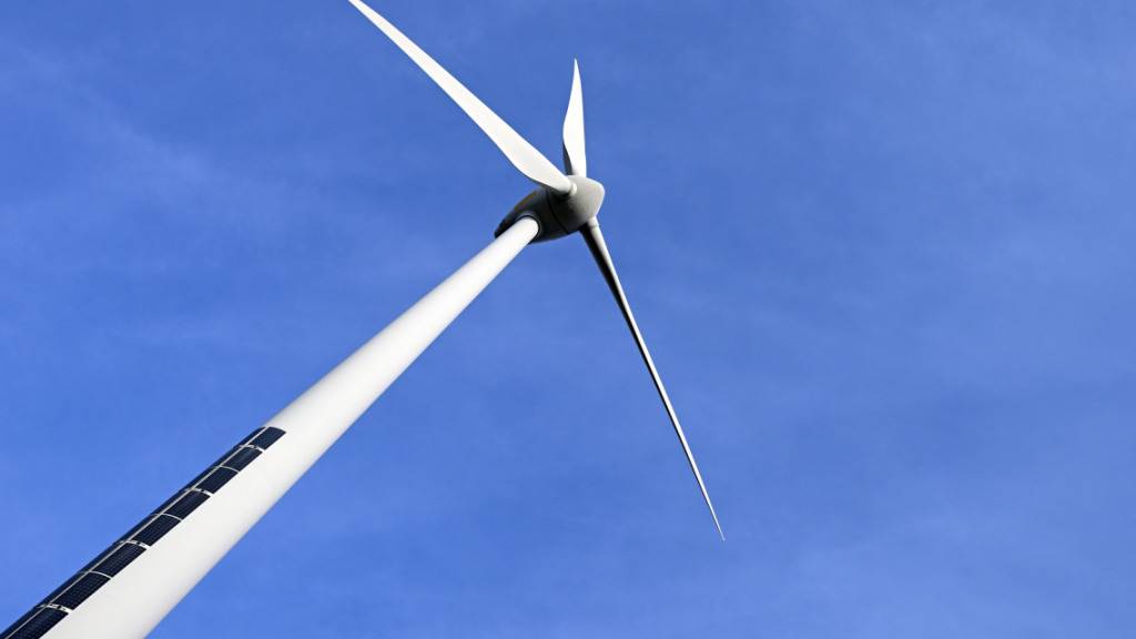 Die Glarner Regierung will Windräder auf dem Vorabgipfel und bei Bilten am Rand der Linthebene ermöglichen. (Symbolbild)