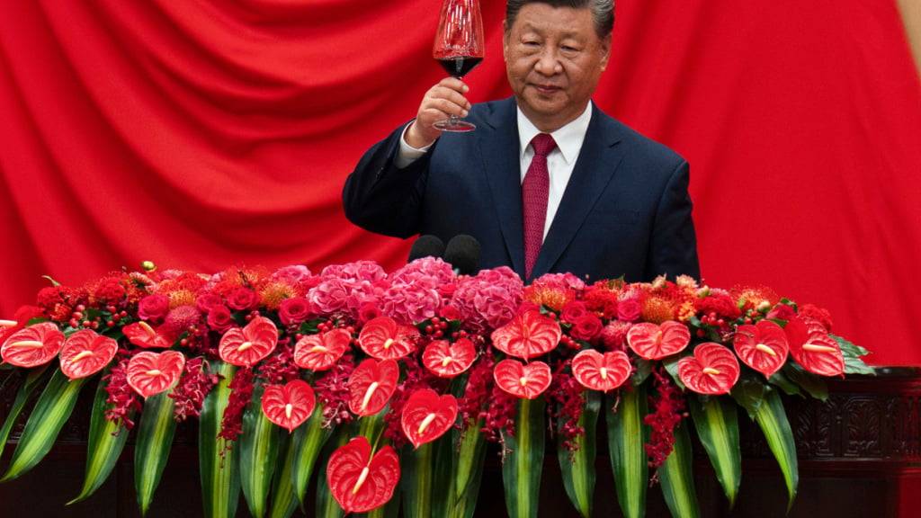 Xi Jinping, Staatspräsident Chinas, erhebt sein Glas. Foto: Ng Han Guan/AP/dpa