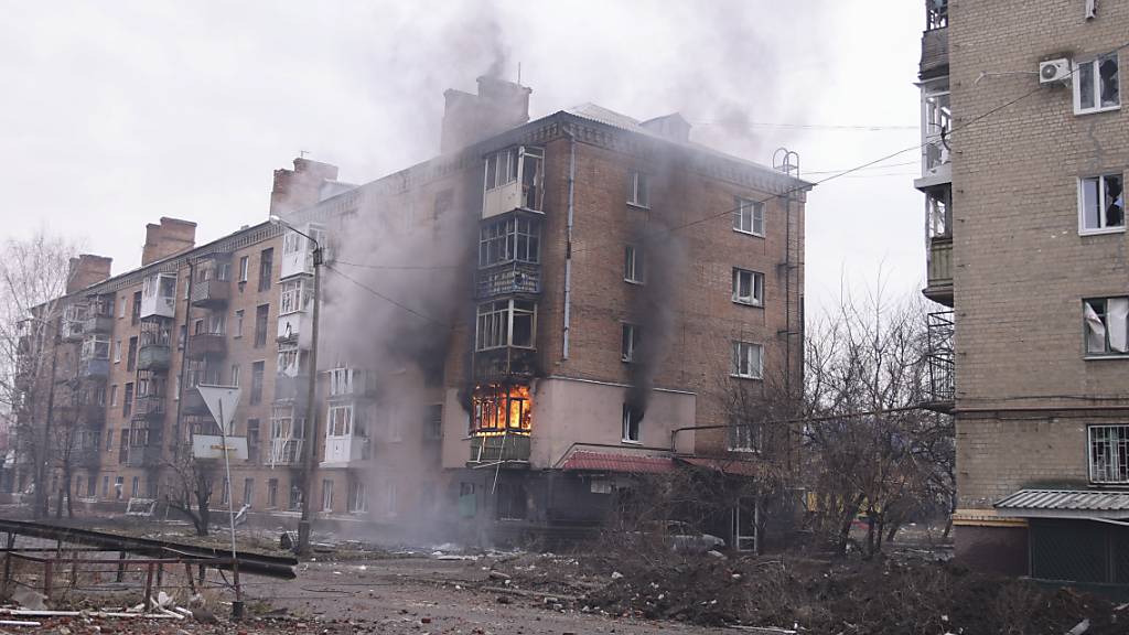 dpatopbilder - Die Lage in der Ukraine bleibt unschön: Rauch steigt von einem brennenden Haus in Bachmut auf. Foto: Yevhen Titov/AP