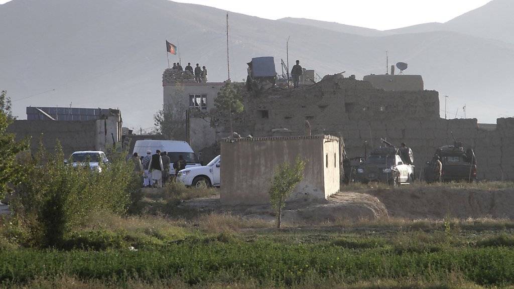 Afghanische Soldaten inspizieren das Gefängnis, aus dem die Taliban Hunderte Gefangene befreit haben.