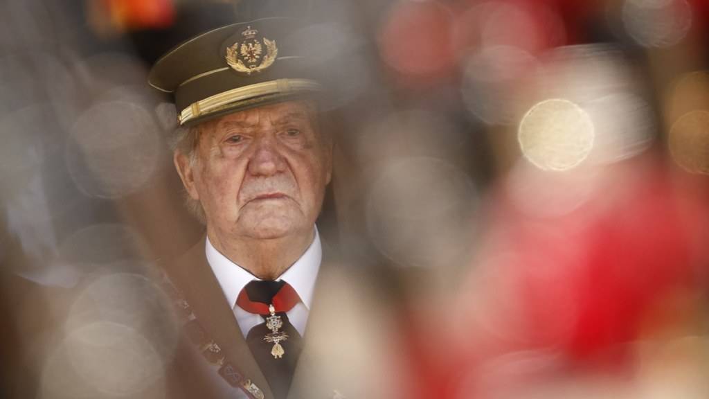 ARCHIV - Juan Carlos, damals König von Spanien, nimmt an einer Militärveranstaltung im spanischen San Lorenzo de El Escorial teil. Foto: Daniel Ochoa De Olza/AP/dpa