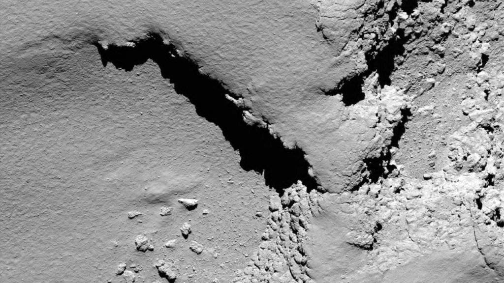 Ein ESA-Bild des Kometen Tschurjumov-Gerasimenko von Rosetta aus knapp 6000 Meter Höhe aufgenommen.