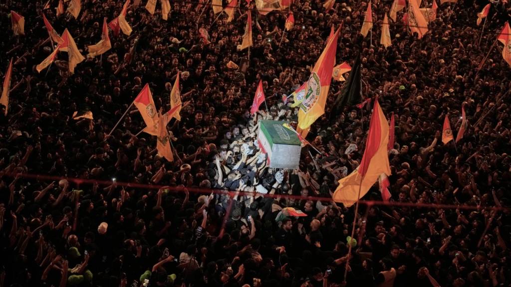 dpatopbilder - Der Sarg des verstorbenen iranischen Obersten Führers Ajatollah Ali Chamenei wird am frühen Donnerstag umgeben von Trauernden, vor dem Imam-Hussein-Schrein getragen. Foto: Khalil Hamra/AP/dpa