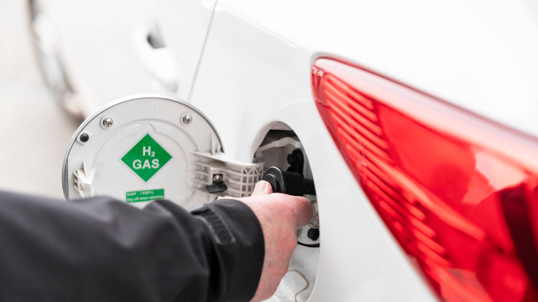 Ein Brennstoffzellen-Fahrzeug wird mit Wasserstoff betankt, an der bislang einzigen öffentlichen Wasserstoff-Tankstelle von Coop in Hunzenschwil.