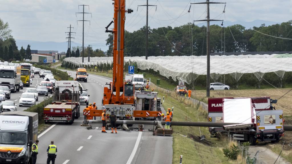 Der Lastwagen und der Anhänger landeten auf einem Feldweg und in einem Acker am Rande der Autobahn.