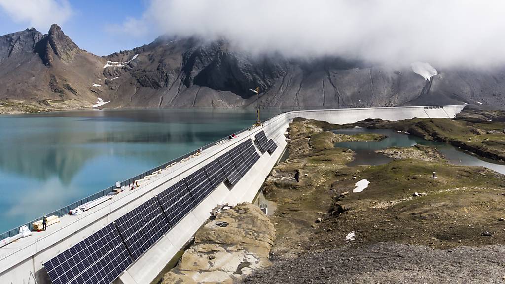Einen Beitrag gegen den Klimawandel leistet im Glarnerland die grösste alpine Solaranlage der Schweiz, welche die Axpo an der Muttsee-Staumauer montierte. (Archivbild)