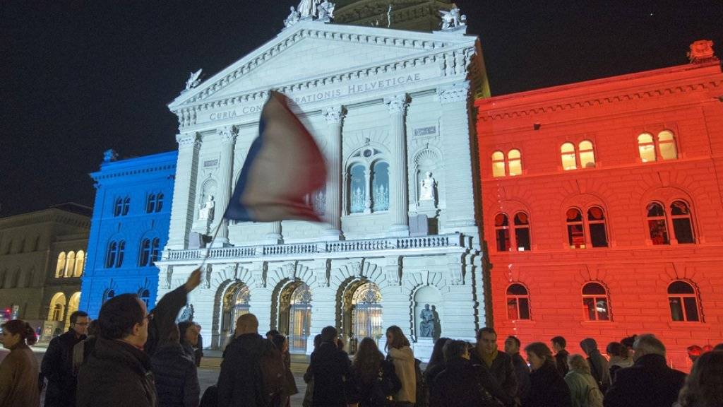 Während 45 Minuten erstrahlte das Bundeshaus in den Farben der französischen Trikolore