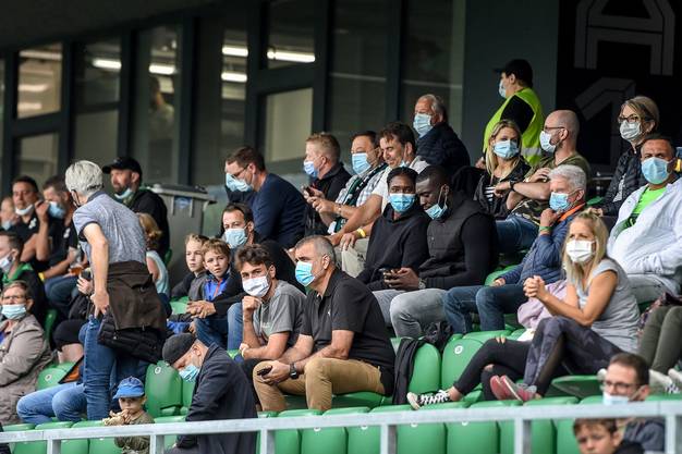 The obligation to wear a mask in stadiums is still in force, but more than 1,000 spectators can play football or ice hockey.