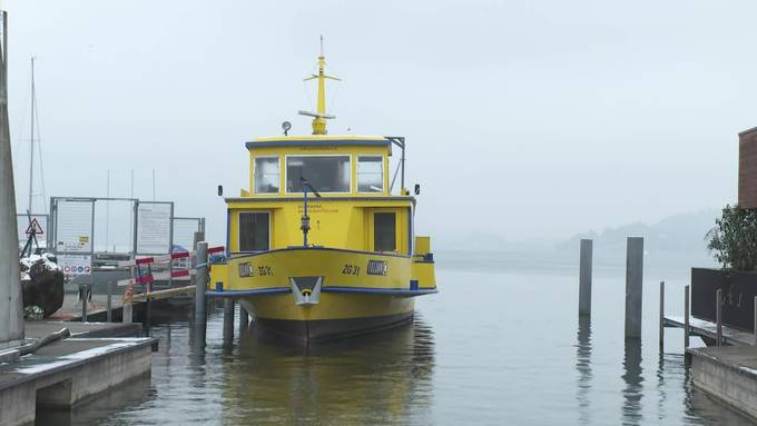 Die MS Yellow wird für den Umzug vom Zuger- auf den Bielersee vorbereitet