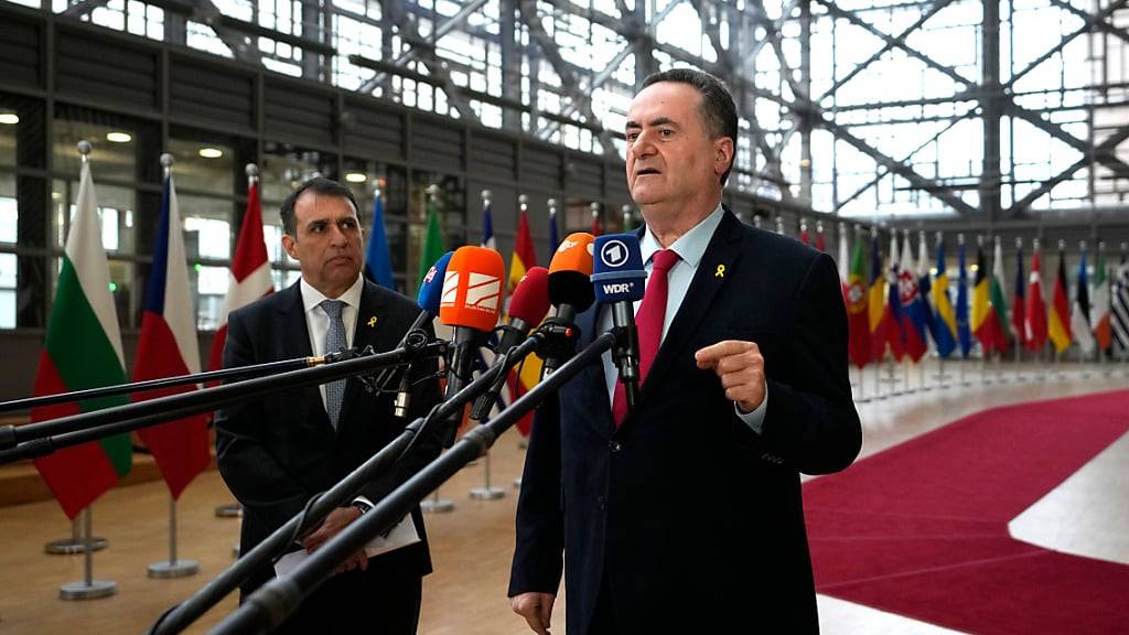Israels Außenminister Israel Katz (r) spricht mit den Medien, als er zu einem Treffen der EU-Außenminister im Gebäude des Europäischen Rates in Brüssel ankommt. Foto: Virginia Mayo/AP/dpa