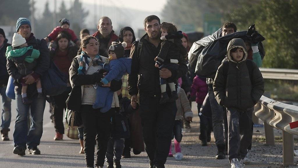 Flüchtlinge auf dem Weg zur griechisch-mazedonischen Grenze. Die EU befürchtet eine humanitäre Notlage in Griechenland durch den Rückstau von Flüchtlingen auf der Balkanroute.