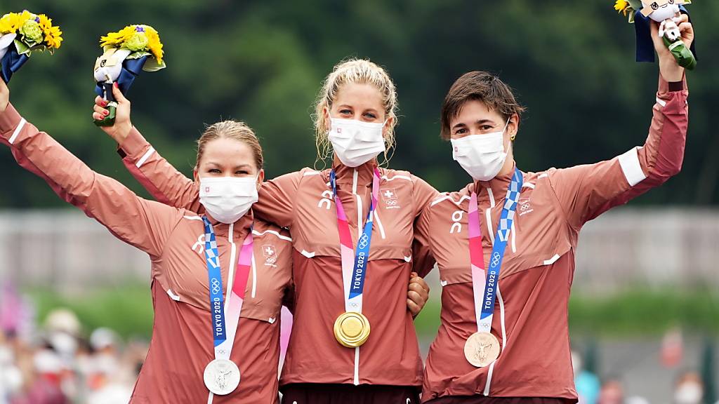 Ein historisches Bild: In Tokio feierten Jolanda Neff, Sina Frei und Linda Indergand im Mountainbike einen Schweizer Dreifachsieg. In Paris wird nur Frei (li.) wieder dabei sein