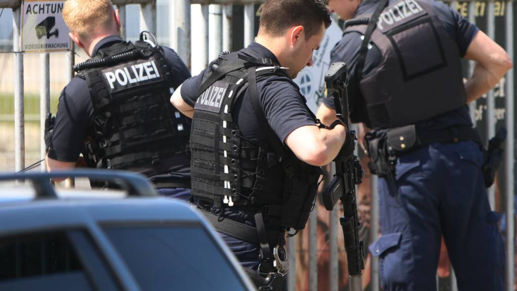dpatopbilder - Schwer bewaffnete Polizisten sind in einem Gewerbegebiet am Eingang einer Anlage, an der das Foto eines Tigers hängt, im Einsatz. Die Polizei hat am Nachmittag bei Leipzig einen entlaufenen Tiger erschossen. Das Tier war aus einer privaten Anlage entkommen, wie eine Polizeisprecherin sagte. Foto: -/EHL Media/dpa