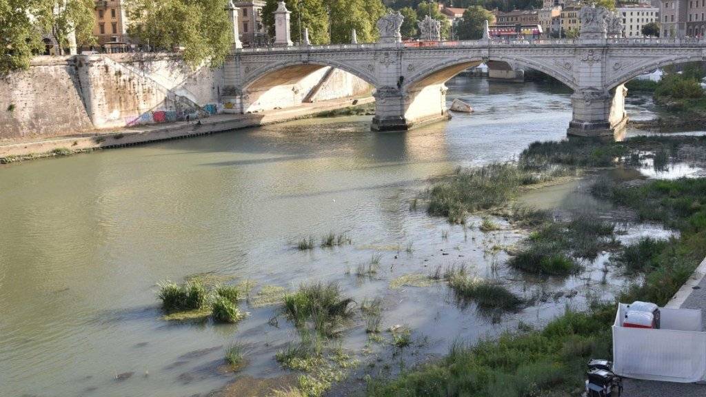 Tiefer Wasserstand im Tiber, der durch Rom fliesst