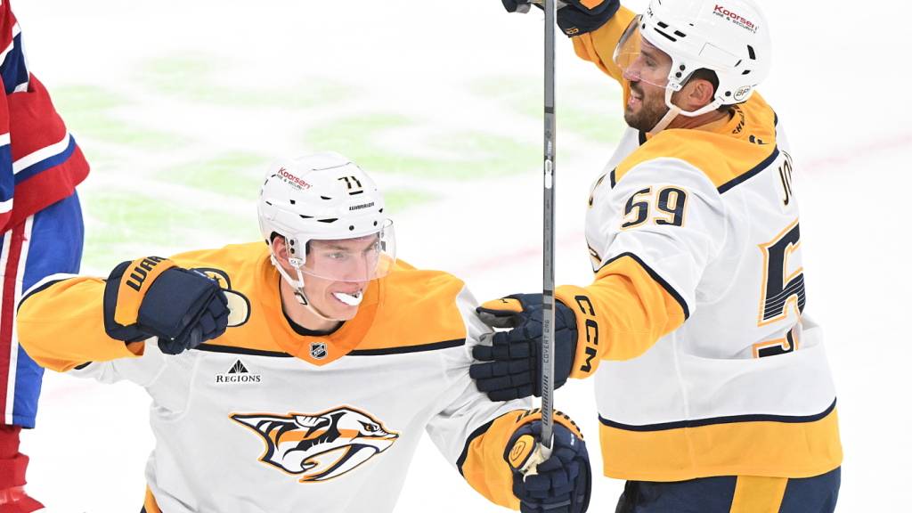 Roman Josi (rechts) jubelt über den Auswärtssieg gegen die Montreal Canadiens