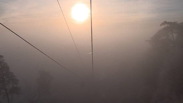 Vom tiefen Nebel rauf in die scheinende Sonne