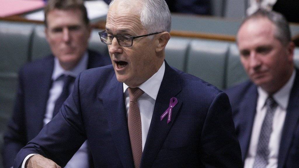 Schwerenöter Barnaby Joyce (r.) lauscht der Rede von Premierminister Malcolm Turnbull (M.) am Donnerstag im australischen Parlament in Canberra.