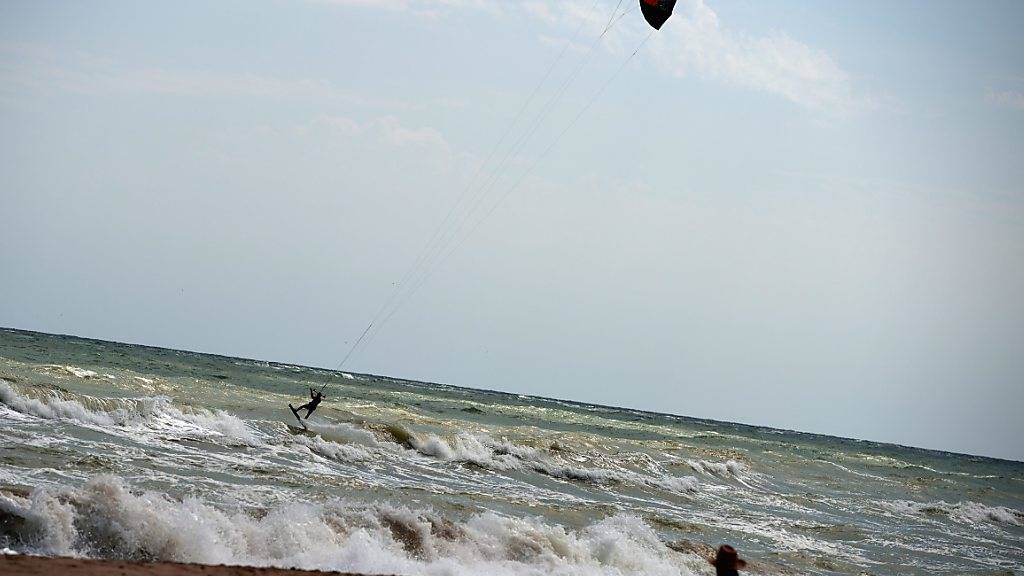 Wann dürfen die Bulgaren wieder in die Badeferien? Auf dem Bild: Ein Kite-Surfer am schwarzen Meer.