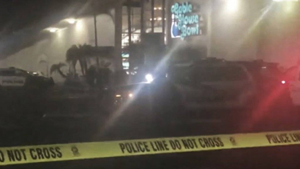 Bei einer Schiesserei in einer Bowling-Halle nahe Los Angeles sind drei Menschen getötet worden.