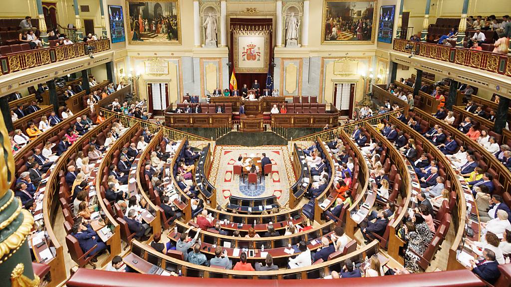 Gesamtübersicht über das Abgeordnetenhaus während der konstituierenden Sitzung. Die beiden Häuser des spanischen Parlaments - Abgeordnetenhaus und Senat - konstituieren sich am Donnerstag, dreieinhalb Wochen nach der vorgezogenen Wahl vom 23. Juli. Foto: Eduardo Parra/EUROPA PRESS/dpa