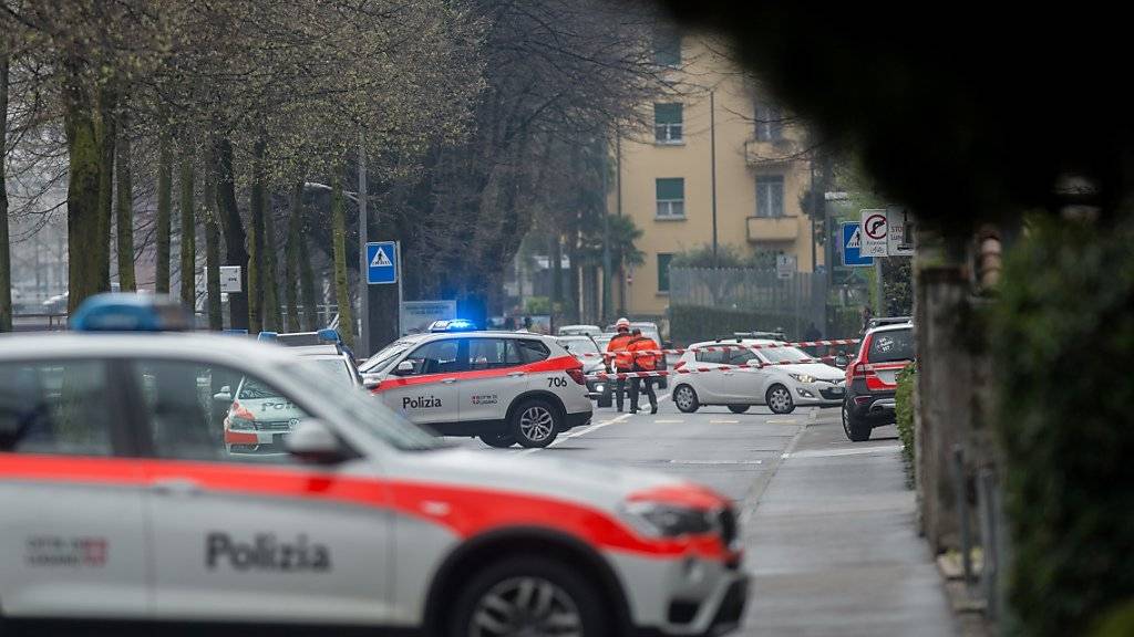 Nachdem am Donnerstag zwei verdächtige Gegenstände in Lugano gefunden wurden, sperrte die Polizei Strassenabschnitte in der Innenstadt ab.