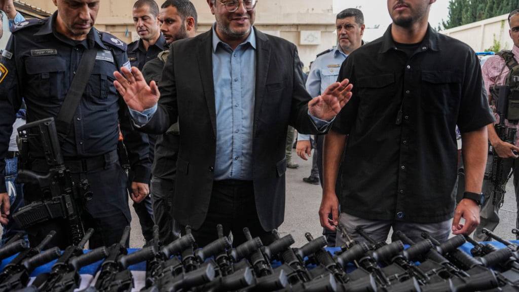 ARCHIV - Itamar Ben-Gvir (M), Minister für nationale Sicherheit von Israel, nimmt an einer Veranstaltung zur Übergabe von Waffen an Mitglieder lokaler freiwilliger Sicherheitsgruppen teil. Foto: Tsafrir Abayov/AP/dpa