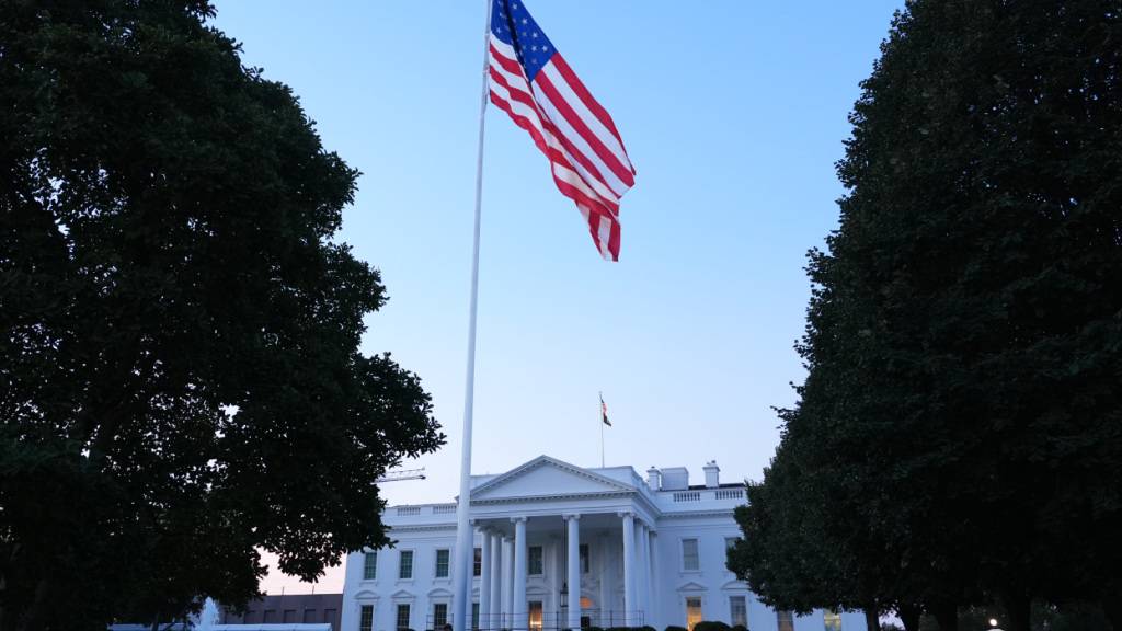 Die US-amerikanische Flagge weht auf dem Nordrasen des Weißen Hauses in Washington. Foto: Mark Schiefelbein/AP/dpa