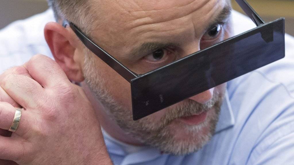 Pegida-Gründer Lutz Bachmann vor der Gerichtsverhandlung in Dresden mit Balkenbrille.