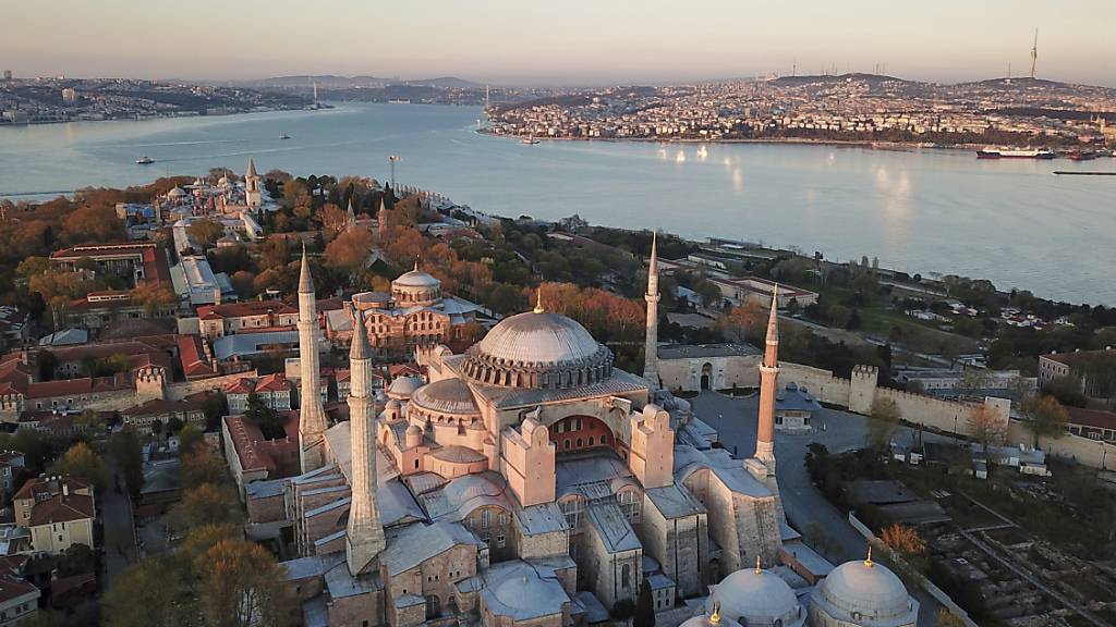 ARCHIV - Eine Luftaufnahme der Hagia Sophia, eine der wichtigsten Touristenattraktionen im historischen Istanbuler Stadtteil Sultanahmet. Foto: -/AP/dpa