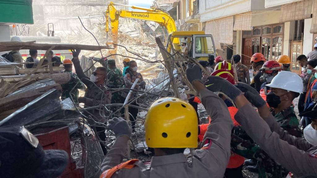 Rettungskräfte räumen die Trümmer eines eingestürzten Gebäudes in einem islamischen Internat auf, während sie nach Opfern suchen. Foto: Trisnadi/AP/dpa