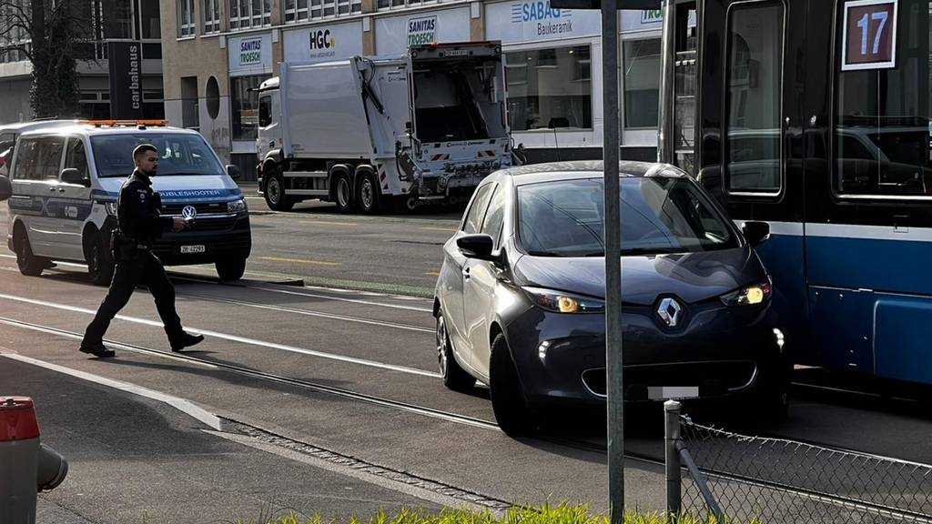 Tram rammt schwarzen Renault in Zürich-West