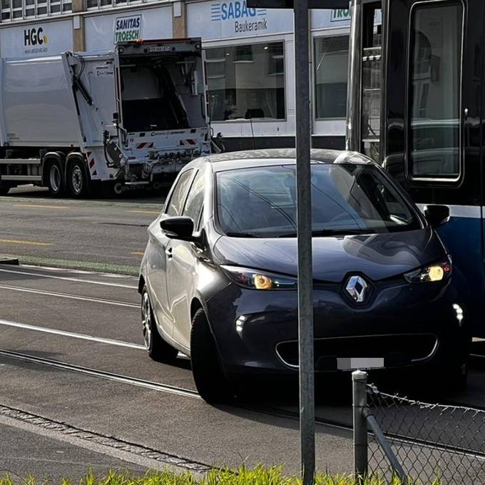 Tram rammt schwarzen Renault in Zürich-West