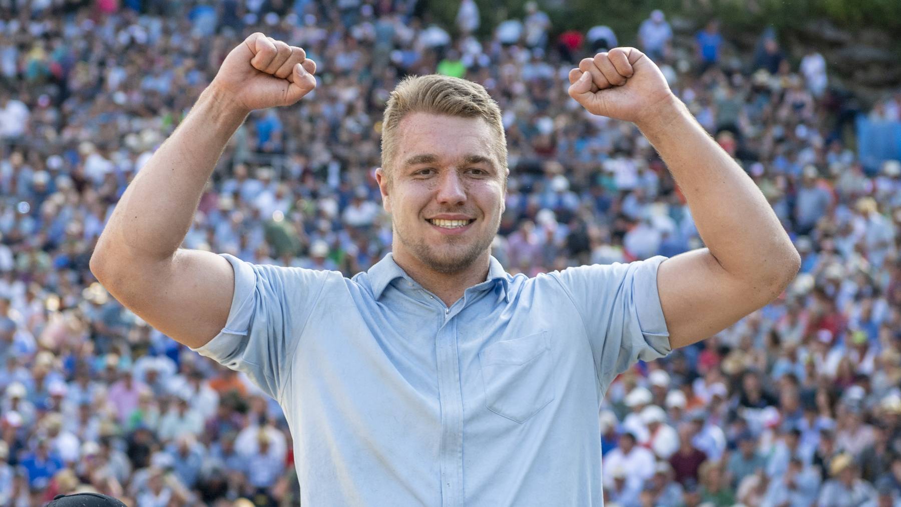 Adrian Walther gewinnt das Seeländische Schwingfest.