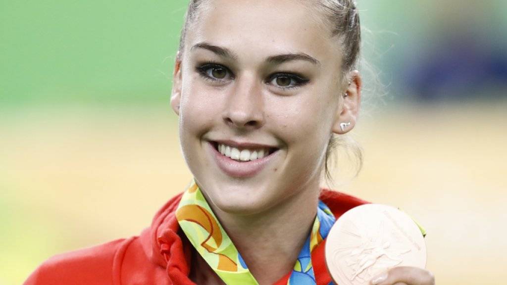 Giulia Steingruber präsentiert stolz ihre am Sprung errungene Olympia-Bronzemedaille