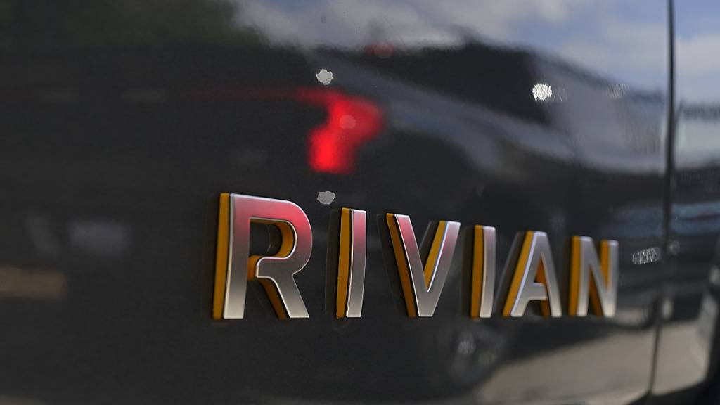Der Tesla-Konkurrent Rivian bekommt seine Fertigungsprobleme in den Griff. Im vergangenen Quartal stieg die Produktion binnen drei Monaten um rund 50 Prozent auf 13'992 Fahrzeuge, wie das Unternehmen am Dienstag mitteilte. (Archivbild)