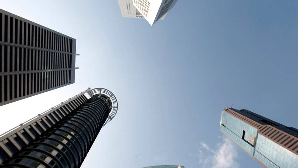 Ein Blick auf das Geschäftsviertel in Singapur. Mit einem ausgefeilten System sollen zwei Männer und eine Frau in Singapur die Nachfrage nach wertlosen Aktien in schwindelerregende Höhen getrieben haben. Sie werden wegen Marktmanipulation angeklagt.