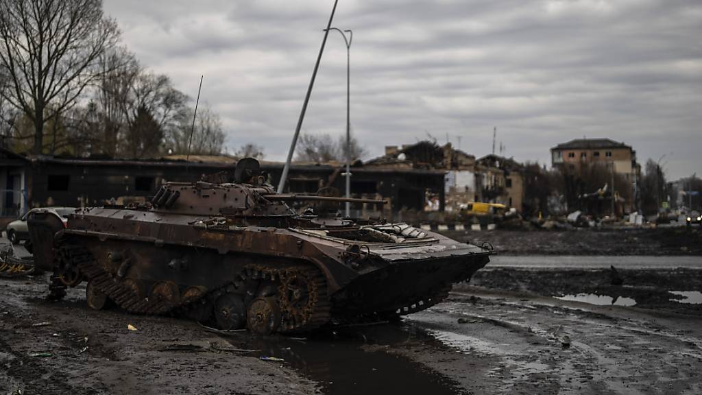 Ein zerstörter Panzer ist in der Stadt Borodjanka in der Ukraine zu sehen. Foto: Petros Giannakouris/AP/dpa
