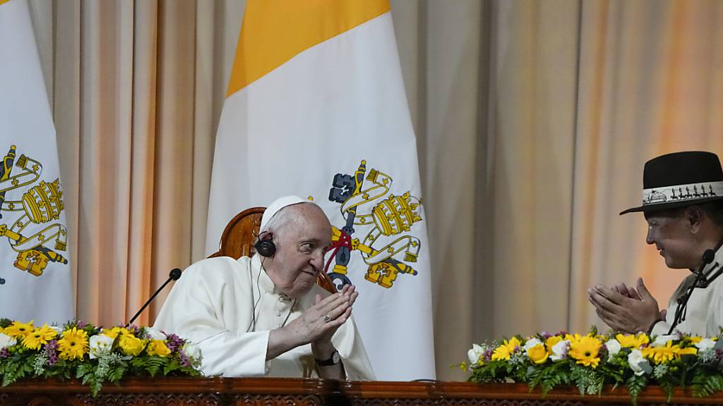 Ukhnaagin Khurelsukh (r), Präsident der Mongolei, und Papst Franziskus nehmen an einem Treffen in der Ikh Mongol Halle des Saaral Ordon Präsidentenpalastes teil. Foto: Ng Han Guan/AP/dpa