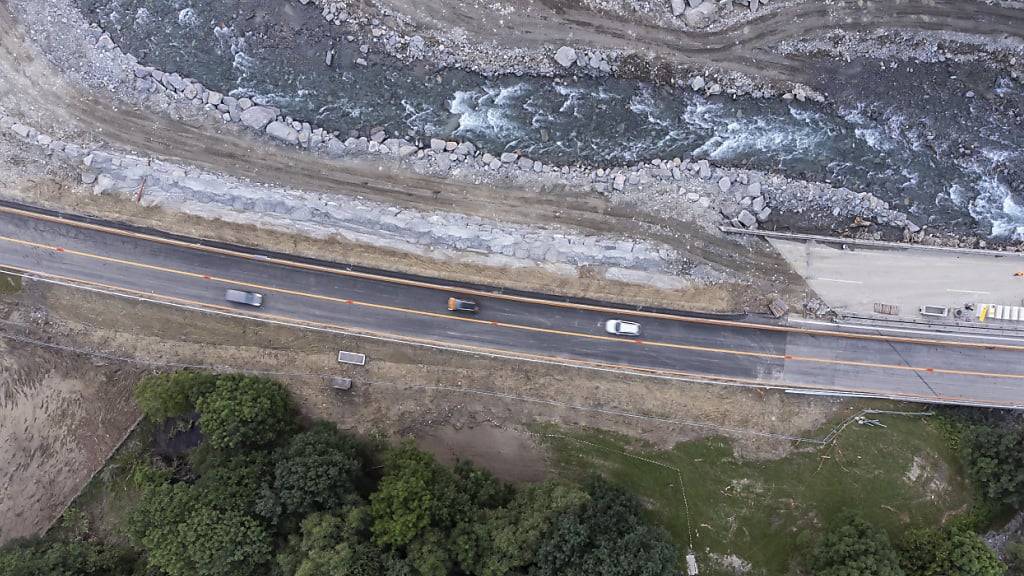 Die ersten Fahrzeuge passieren die Baupiste der A13 in Lostallo GR.