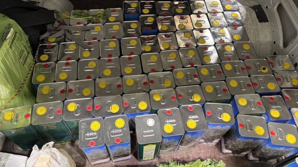 Der Lieferwagen transportierte mehr als eine halbe Tonne Olivenöl.