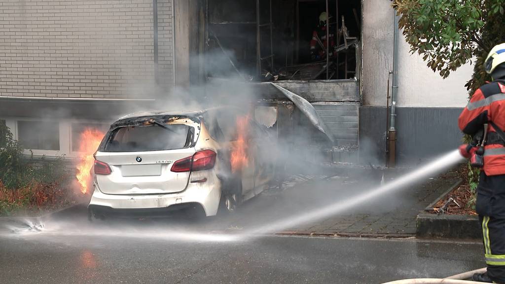 Brand in Industriegebäude und an parkiertem Auto in Neuhausen