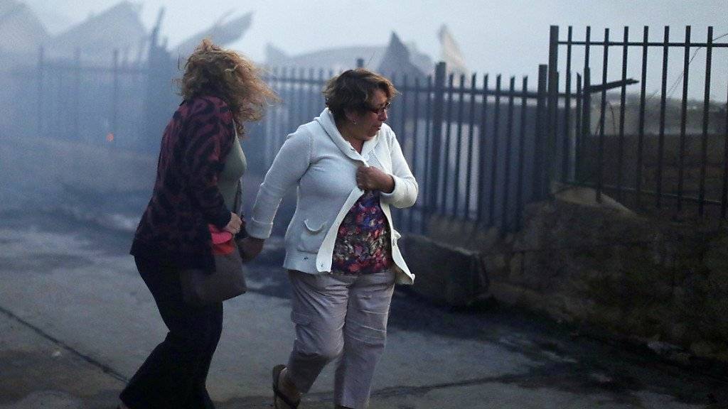 Fassungslos vor den Trümmern ihrer Häuser: Frauen in  Valparaíso besichtigen, was vom Brand übrig geblieben ist.
