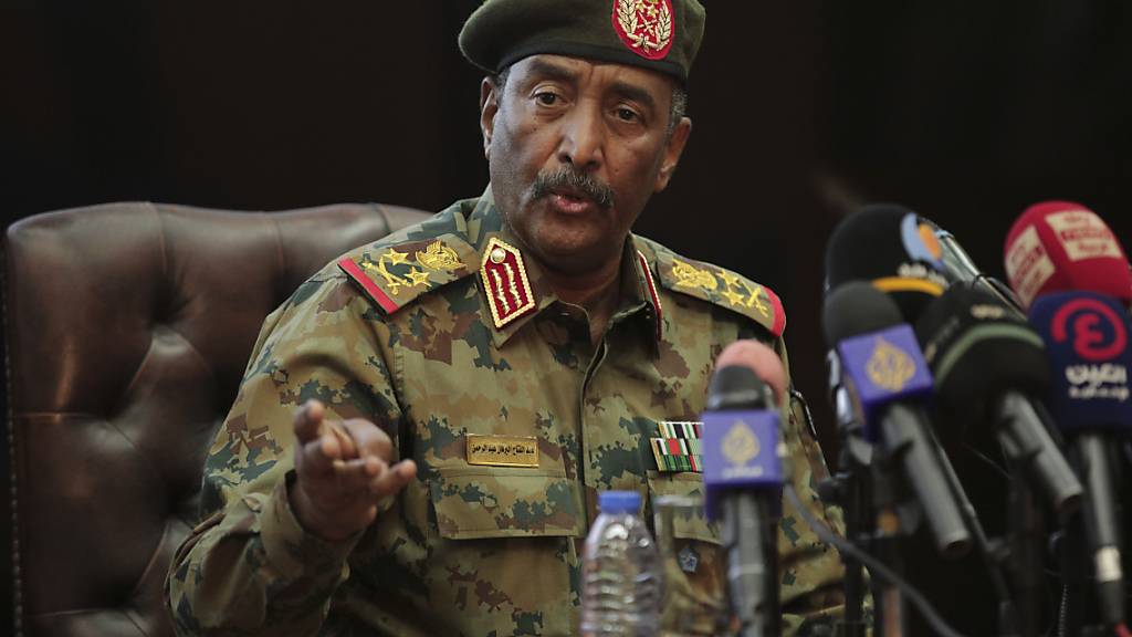General Abdel Fattah al-Burhan, Sudans Militärmachthaber, spricht während einer Pressekonferenz. US-Außenminister Antony Blinken hat am Donnerstag mit dem Machthaber im Sudan telefoniert und Schritte zur Entspannung der Lage in dem Land gefordert, teilte das US-Außenministerium in Washington mit. Foto: Marwan Ali/AP/dpa