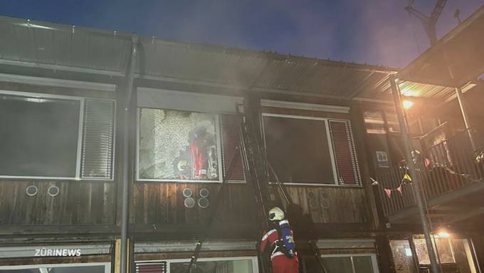 Schulhaus in Schwamendingen gerät in Brand – Polizei sucht Zeugen