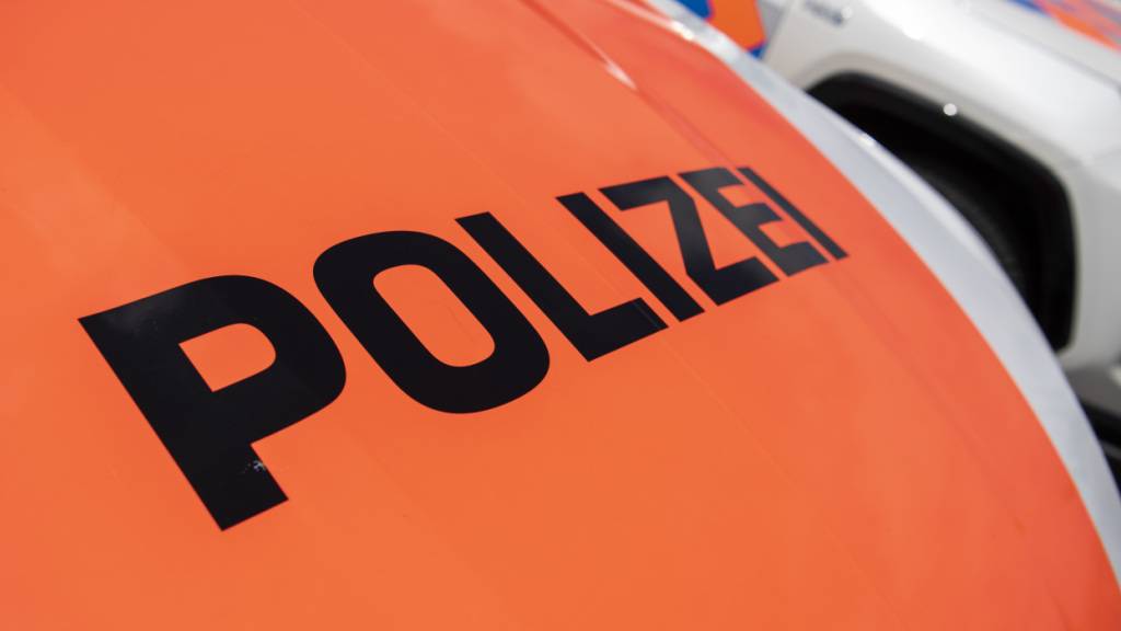 Der Autofahrer geriet aus bislang noch ungeklärten Gründen auf die Gegenfahrbahn, wo er mit dem Velofahrer kollidierte. (Symbolbild)