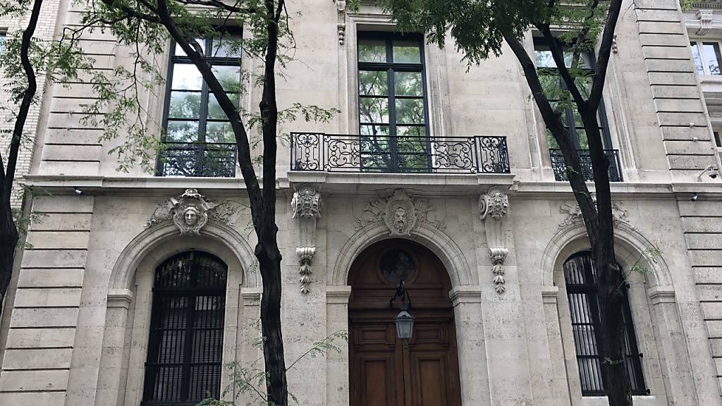 ARCHIV - Der Eingang eines Hauses in Manhattan an der noblen Upper East Side. Das vierstöckige Anwesen gehörte dem schwerreichen Finanzier Jeffrey Epstein. Foto: Benno Schwinghammer/dpa