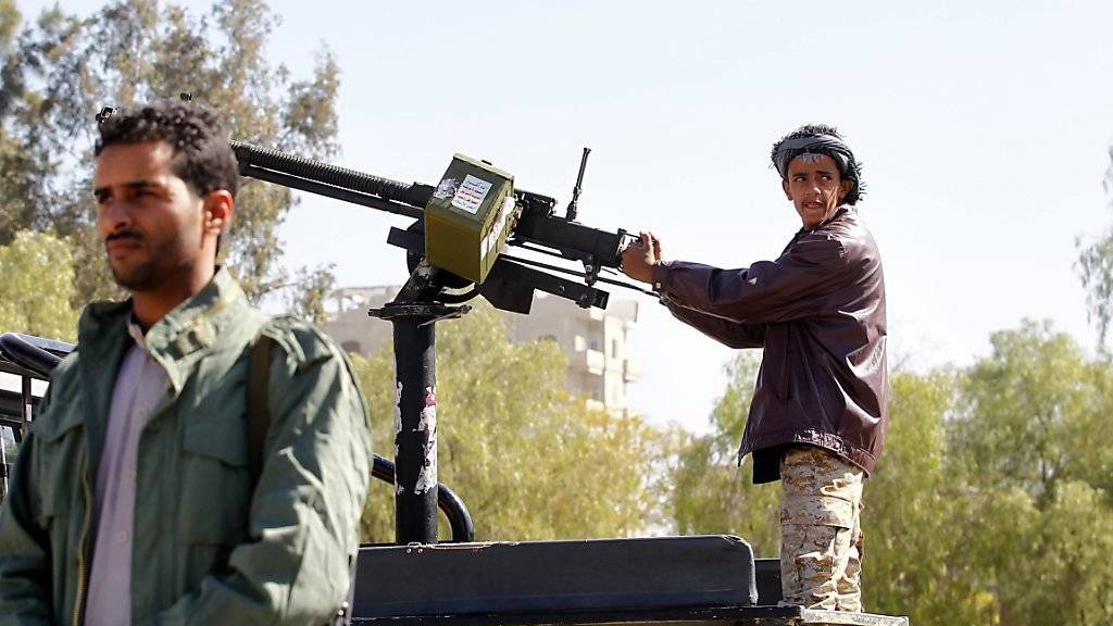 Ein Kämpfer der Huthi-Rebellen in Sanaa: Während der Friedensgespräche sollen die Waffen im Jemen schweigen (Symbolbild).