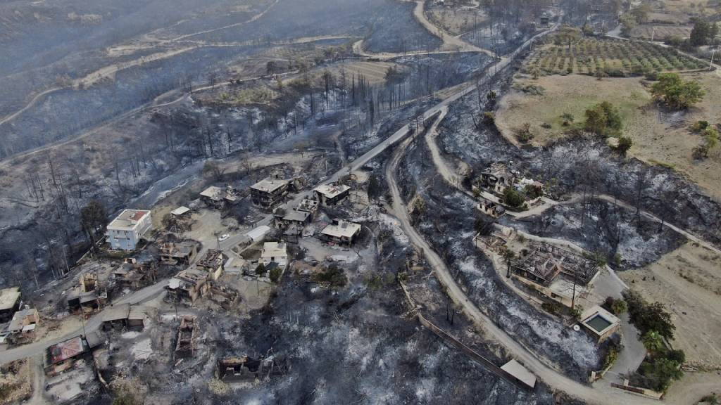 dpatopbilder - Eine Luftaufnahme zeigt zerstörte Häuser in einem Dorf nach einem Waldbrand. Im Zuge der Brände an der türkischen Mittelmeerküste und in weiteren Regionen sind mehrere Menschen gestorben. Foto: Suat Metin/IHA/AP/dpa