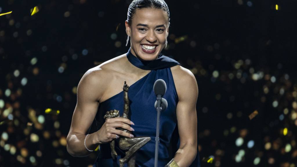 Im Glitzerregen mit Trophäe und selbst genähtem Kleid: Ditaji Kambundji in Blau