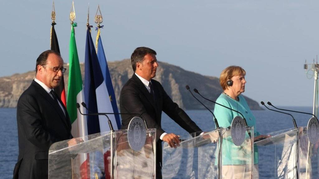 Bei ihrem Treffen auf einem Flugzeugträger im Mittelmeer betonen Hollande, Renzi und Merkel: Wir halten in schwierigen Zeiten zusammen.